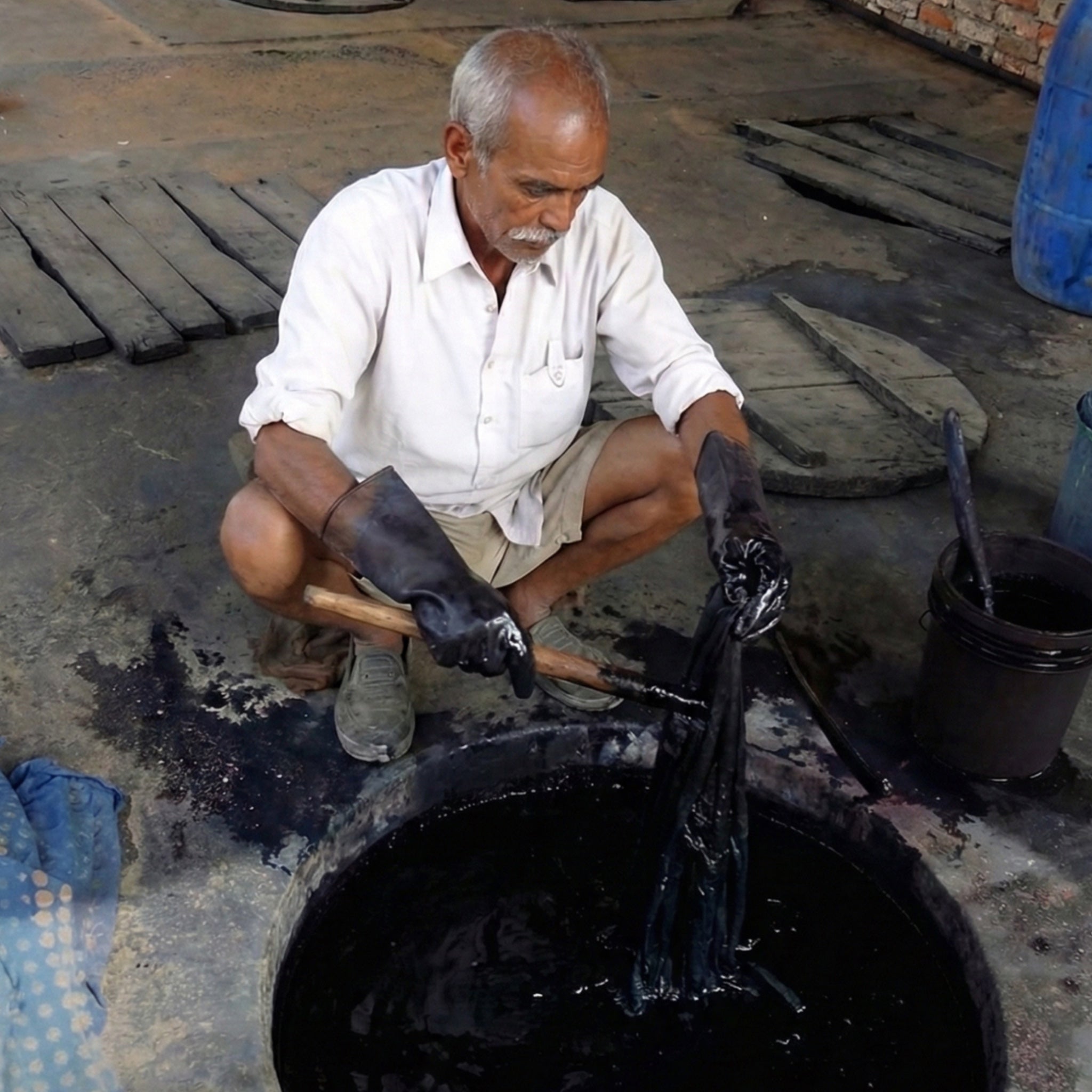 Hazardous chemical-free dyeing